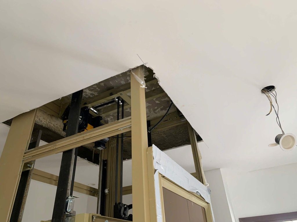 Thiết bị thang máy đang trong quá trình lắp đặt tại biệt thự The Manor
Cận cảnh đội kỹ thuật thi công hệ thống nâng hiện đại