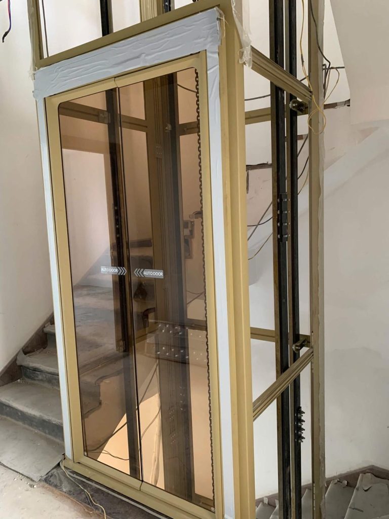 Thiết bị thang máy đang trong quá trình lắp đặt tại biệt thự The Manor
Cận cảnh đội kỹ thuật thi công hệ thống nâng hiện đại