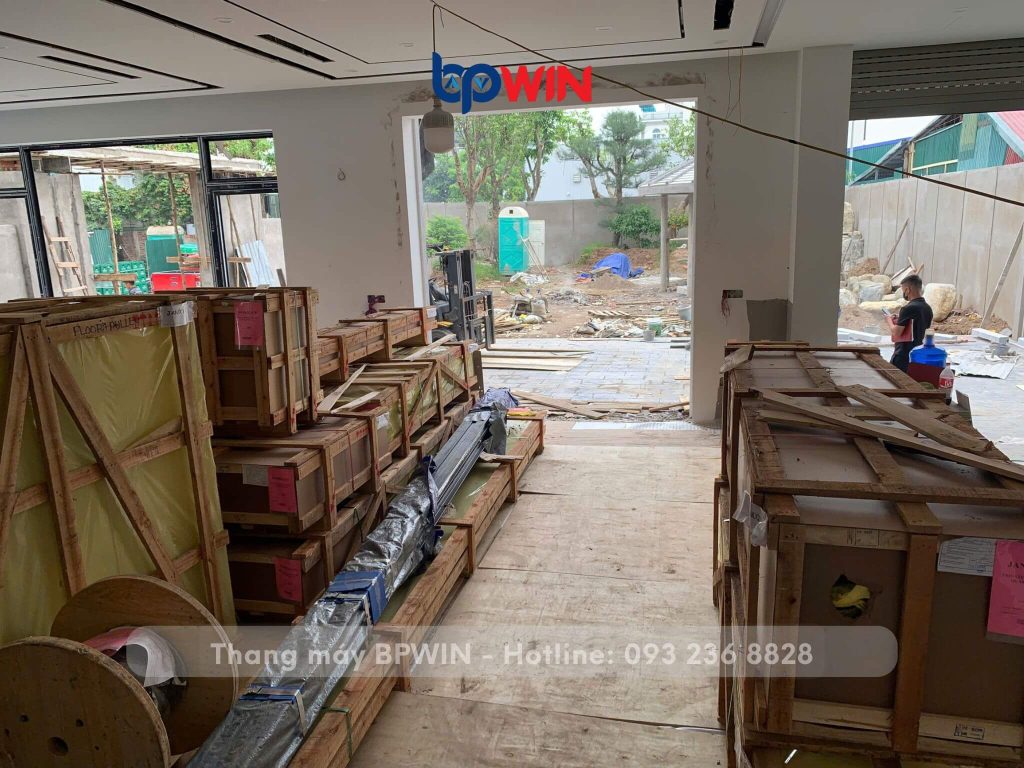 Các kiện hàng được sắp xếp gọn gàng tại kho công trình