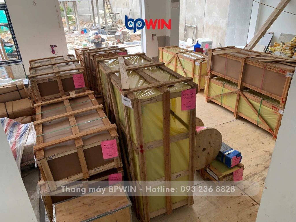 Các kiện hàng được sắp xếp gọn gàng tại kho công trình